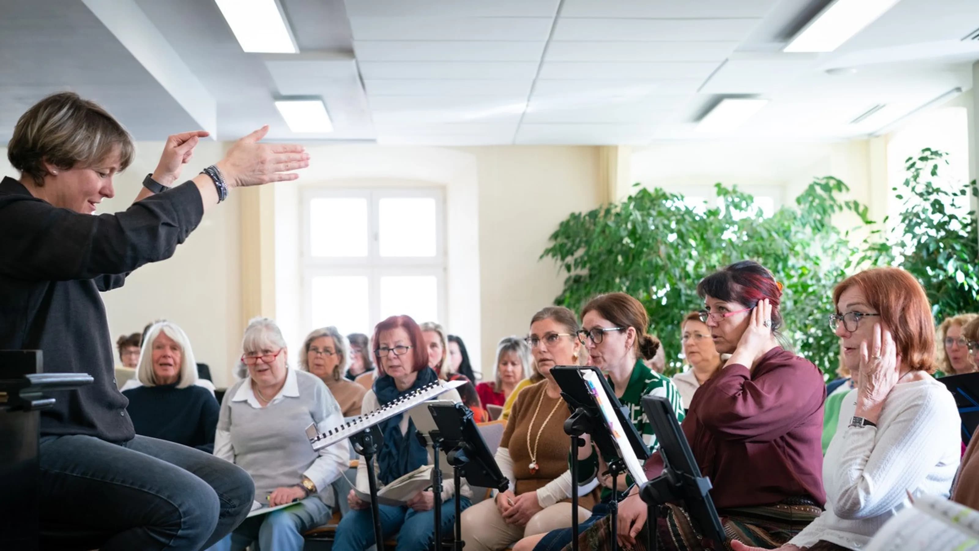 Cornelia von Kerssenbrock und der Festivalchor Immling bei einer Probe