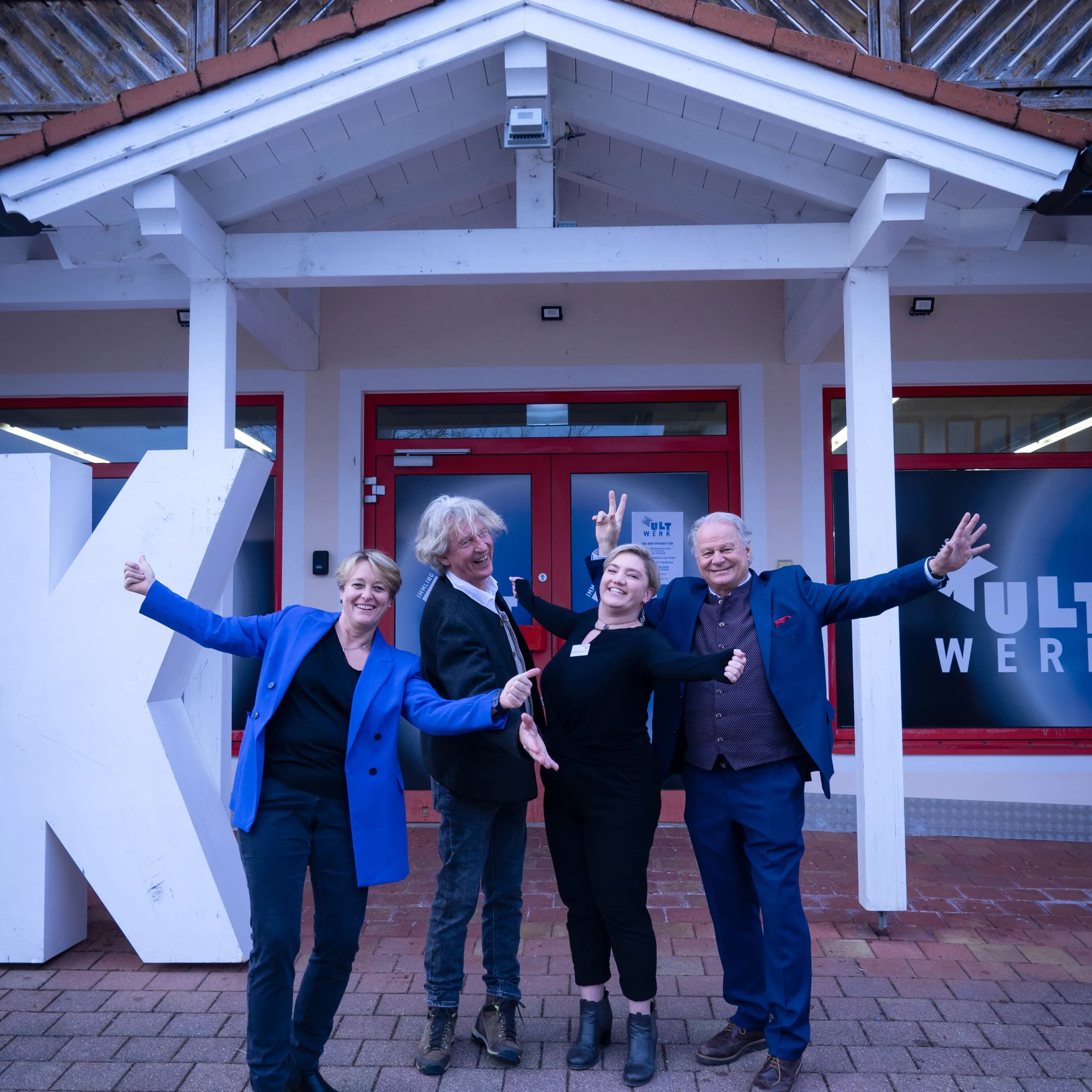 KultWerk Eingang mit Cornelia von Kerssenbrock, Klaus Meyer, Tamina Unterseer und Ludwig Baumann