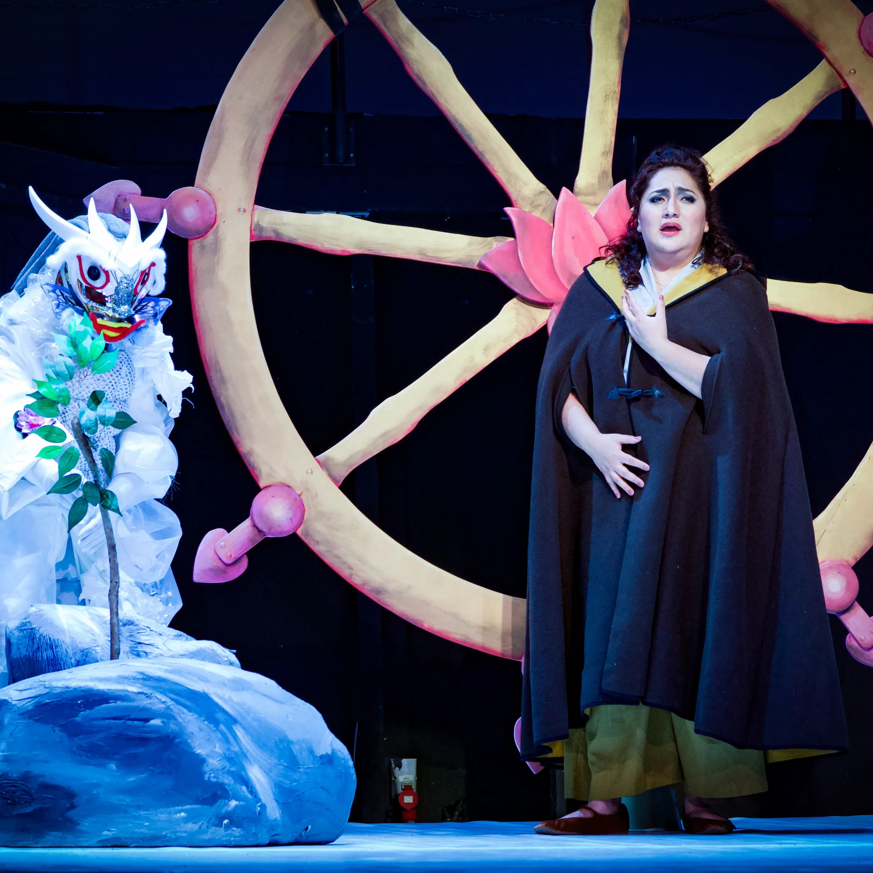 La forza del destino - Yunuet Laguna und der weiße Geist vor dem Schicksalsrad